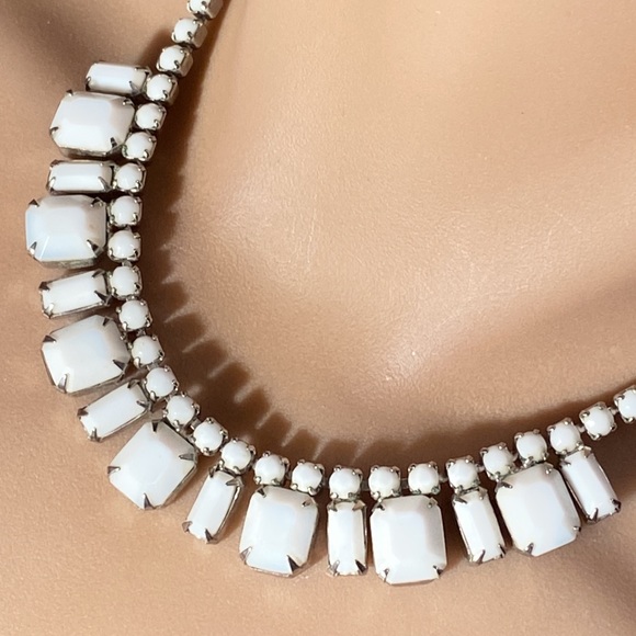 WEISS - vintage 50’s signed necklace w white milk glass rhinestones & hook clasp - Picture 4 of 16